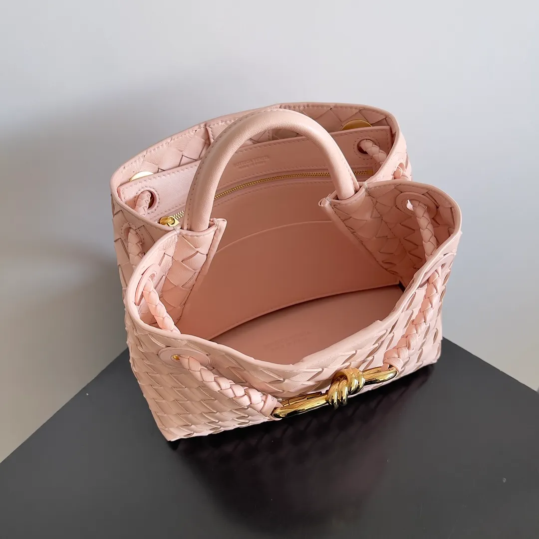 The 2023 new Andiamo batch of 1860 BV has been shipped‼ ️Really popular🔥The new Andiamo woven handbag launched by Bottega Veneta this season is really popular all over the world! ! Celebrities at home and abroad have worn it, and Oscar-winning actress Michelle Yeoh has taken it out on the street. Song Jia, Trai Yara, Yu Feihong, Sanji Ayaka, Rosie Hunting-Whiteley, Yoshioka Riho, etc. have all picked up this bag. It is classic and versatile, showing off its temperament, and the bag capacity is also large, which is very convenient for daily commuting! ! A variety of carrying methods, the shoulder straps can be adjusted by yourself, the original lambskin feels soft and delicate, and the unisex style breaks gender boundaries and brings a more practical and longer-lasting use experience. Andiamo, which has both elegant and casual styles, perfectly interprets the true appearance of "fashionable old money style". Style number: 743568 Size: 25*22*10.5cm